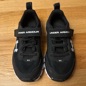 👟 Under Armour Kids Sneakers – Black/White – Size 11